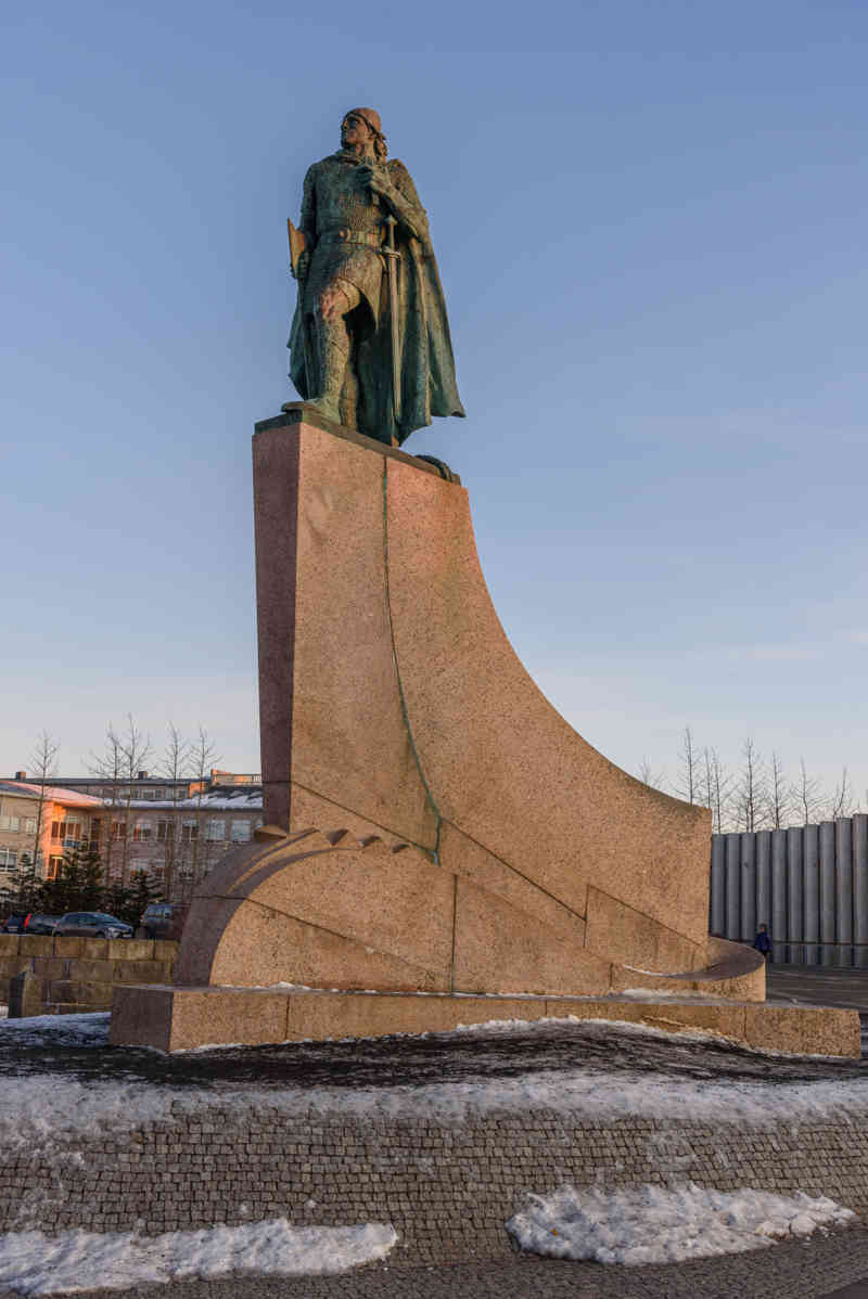 Islandia 018 - Reykjavik - monumento a Leif Eriksson.jpg